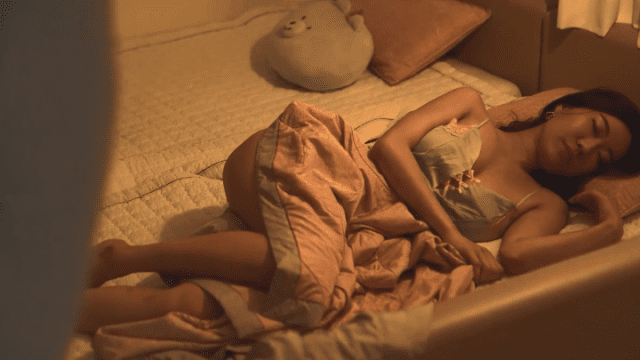 Em mình dây hoodie trắng - VLXX.AS