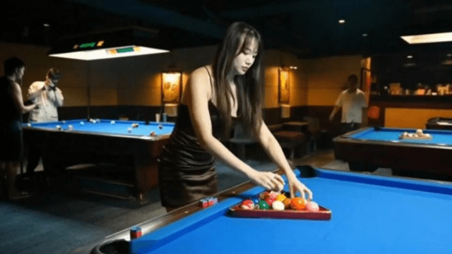 ED-39 - Trải nghiệm em gái làm quán bi-a bím hồng - VLXX.AS