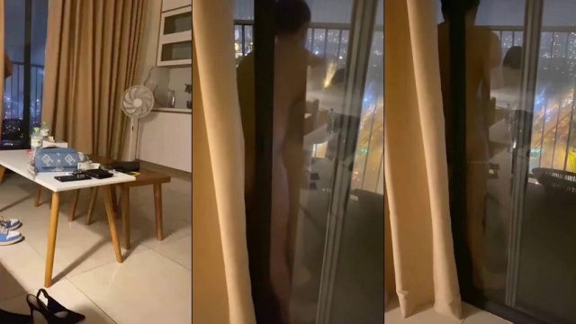 Thằng bạn đưa ghệ ra ban công chung cư chịch em nó rên cả tòa nhà nghe thấy - VLXX.AS